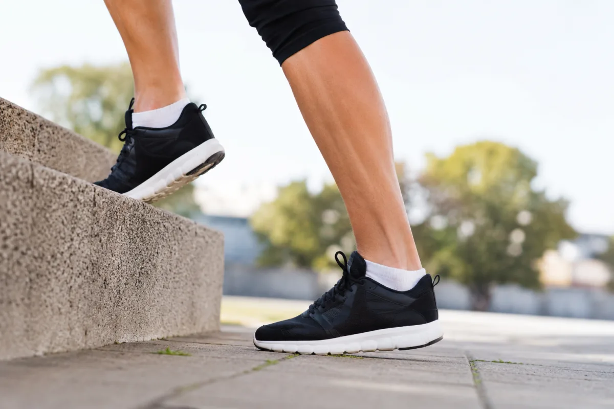 Gros plan sur le talon d une sportive en flexion sur une marche d escalier