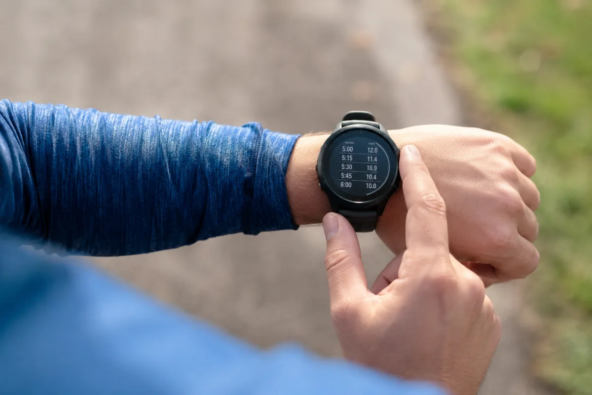 Gros plan sur l écran d une montre de sport affichant l allure en minutes par kilomètre